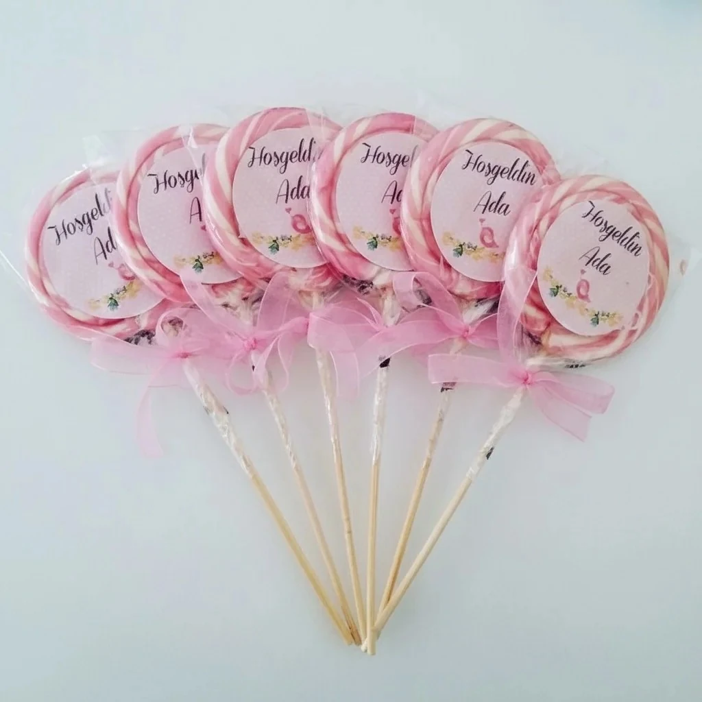 20 ADET ETİKETLİ KURDELELİ PEMBE BEYAZ LOLİPOP BEBEK ŞEKERİ L39